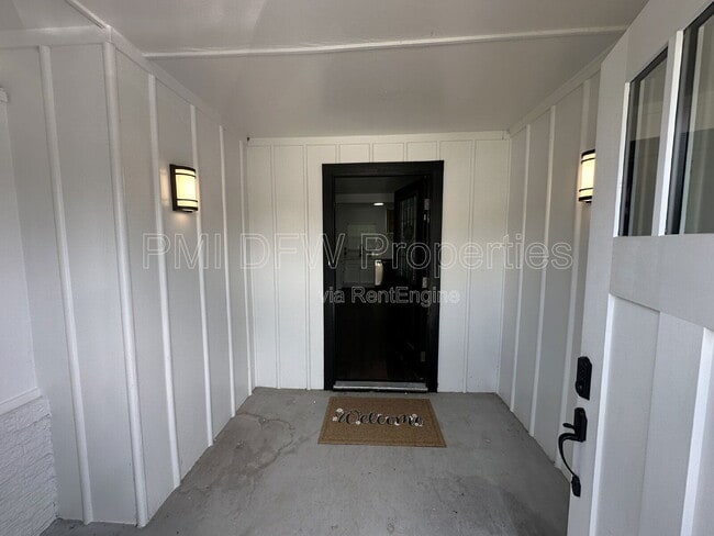 Building Photo - 3304 Mayhew Dr