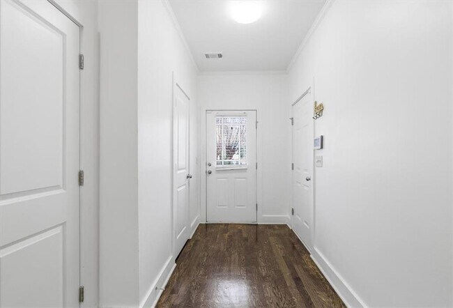 Building Photo - 1076 N Village Dr