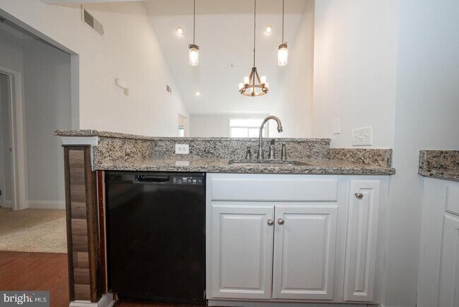 Building Photo - 300 W Elm St