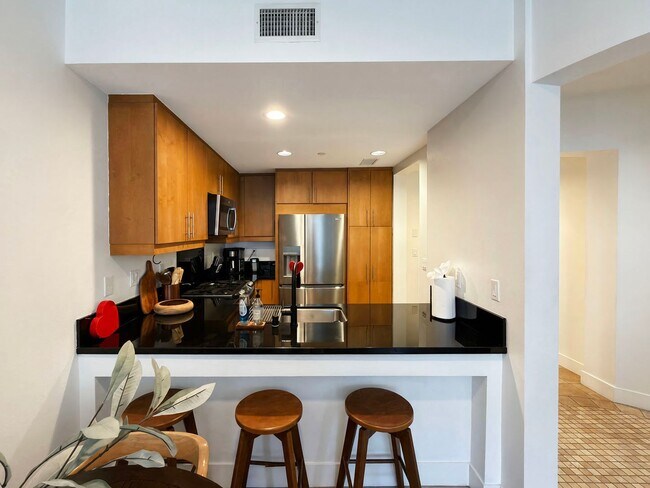 Building Photo - **150 The Promenade N #415 Long Beach** Upstairs Spacious 2 bedroom 2 bath !!2 weeks free OAC!!
