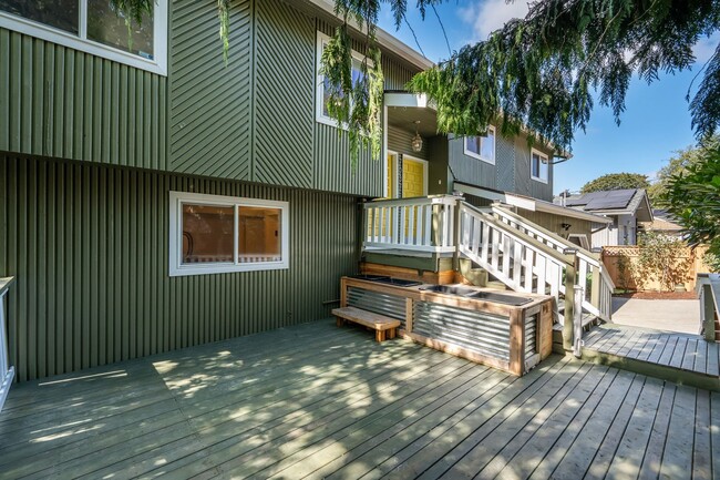 Building Photo - Beautifully updated Midlevel entry home pe...