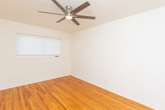 Building Photo - Spacious 2 bedroom / 1 bath home in Pacific Beach / Crown Point!