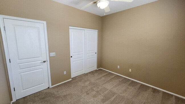 Building Photo - 4 Bedroom Home in the Sun Grooves Communit...