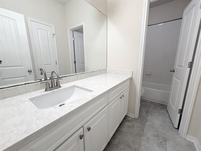 Building Photo - 313 S 6th St