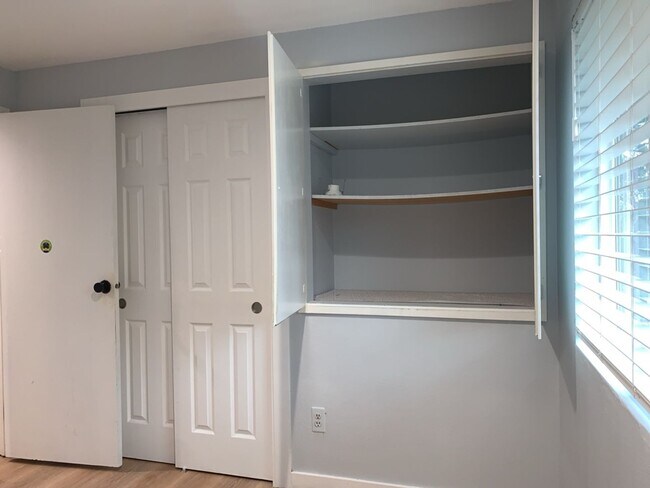 Building Photo - Spacious 3 Bed 2.5 bath Kent Split-Level home