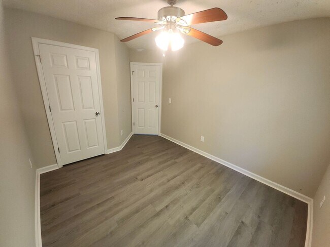 Building Photo - 3-Bedroom, 2.5-Bath Home in Desirable Lith...