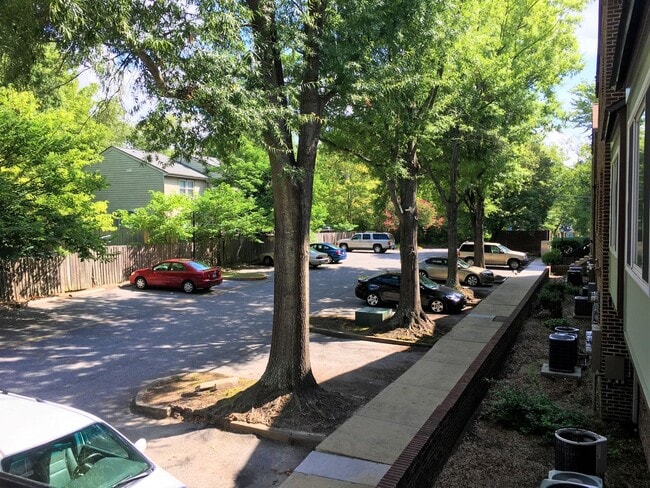 Building Photo - Renovated 3br in Chancellor Square, 2 blocks to Franklin St., walk to campus!