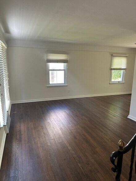 Building Photo - 1547 Commodore Rd