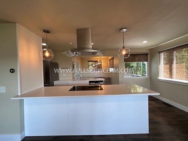 Building Photo - Exceptional South Beacon Hill 3 BD 2 BA! Huge Deck!