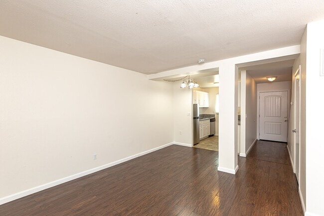 Building Photo - SPRING VALLEY HIDDEN GEM, LIGHT & BRIGHT T...