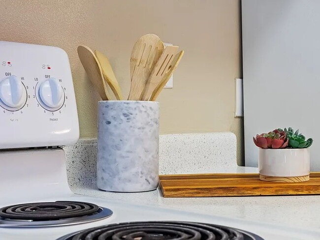 Building Photo - "Cozy 1-Bed Sanctuary in Prime Santa Clara Location!"