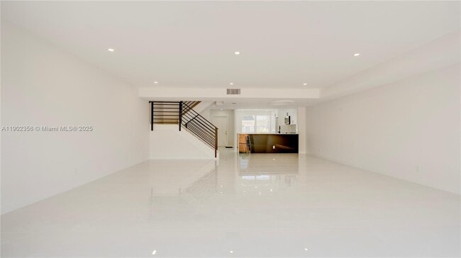 Building Photo - 933 NE 24th Ave