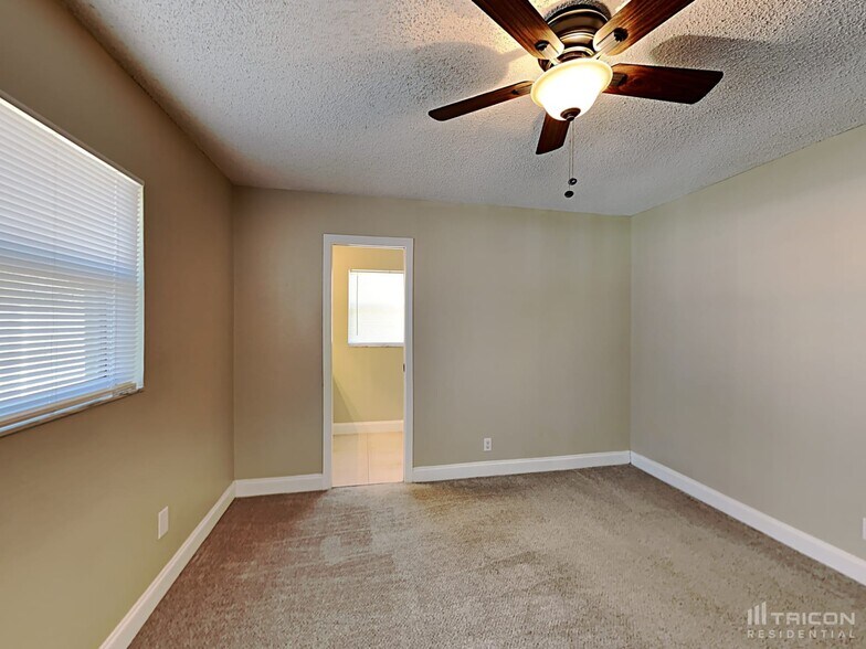 Building Photo - 1721 W Comanche Ave