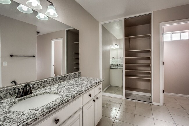 Building Photo - Amazing Tri-Level Westside Rental Home w/ ...