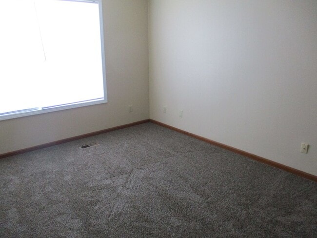 Building Photo - New Listing!!! 2 Bedroom Townhouse in Albion!!!