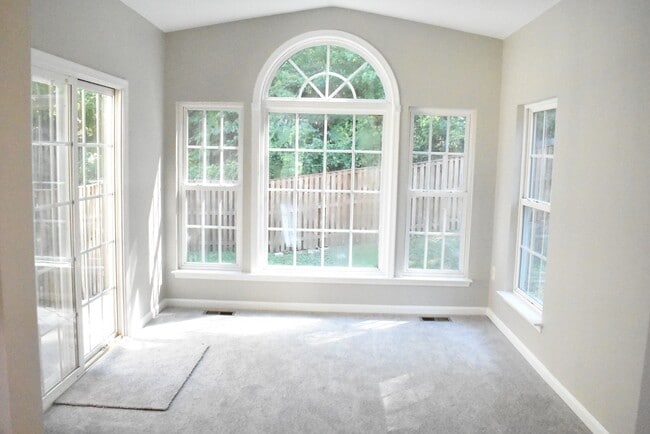 Building Photo - North Stafford End Unit Townhome !!