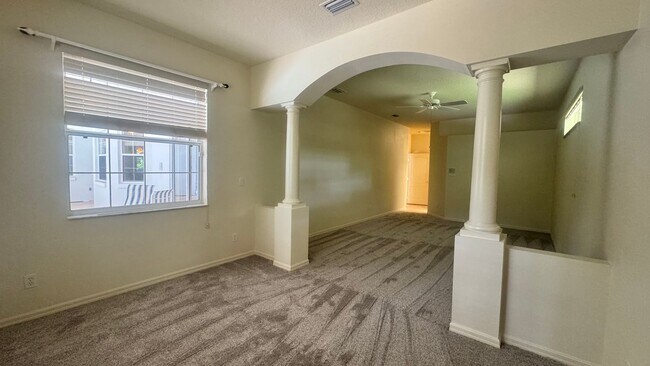 Building Photo - Private screened in POOL HOME!