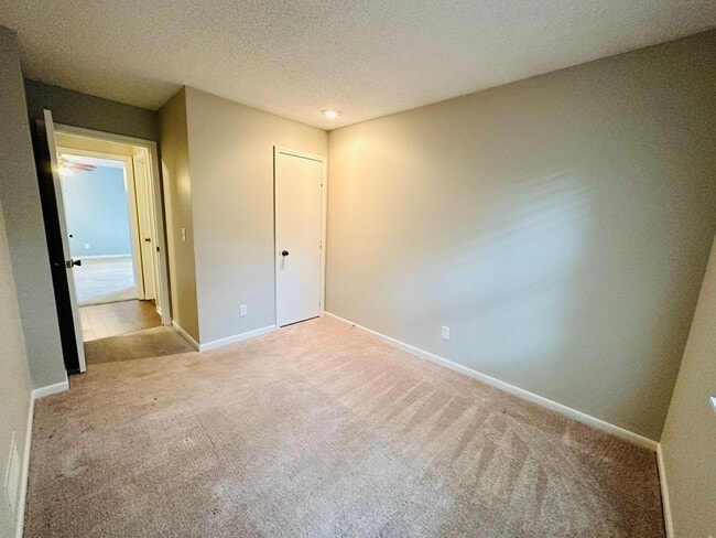 Building Photo - {12311} Spacious Townhome in Desirable OP ...