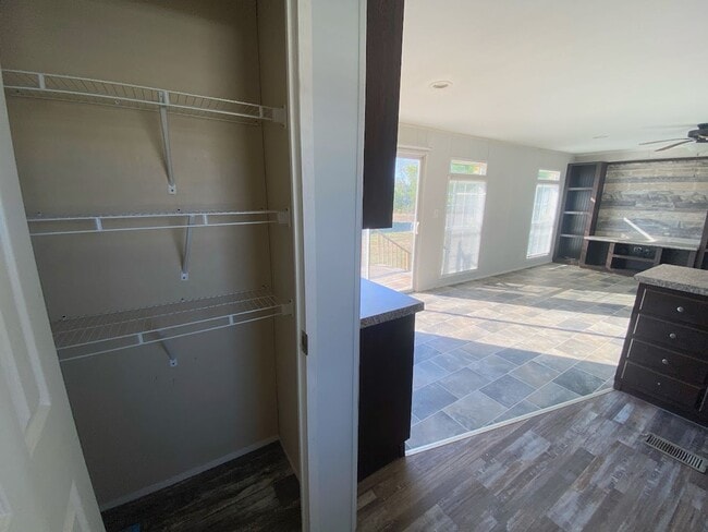 Building Photo - Spacious 3 Bedroom Mobile Home for Rent in...