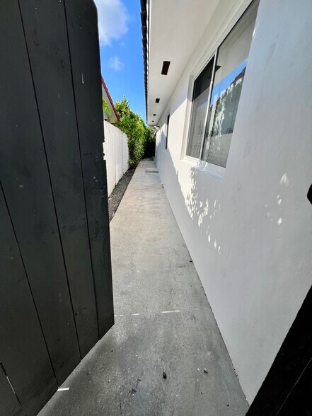 Building Photo - 3042 SW 16th Ter