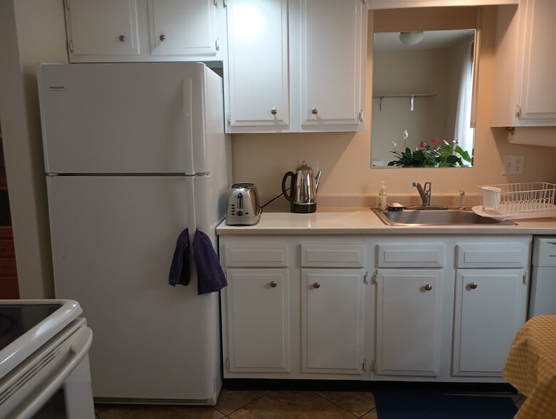 kitchen - 21 Teakwood Ln