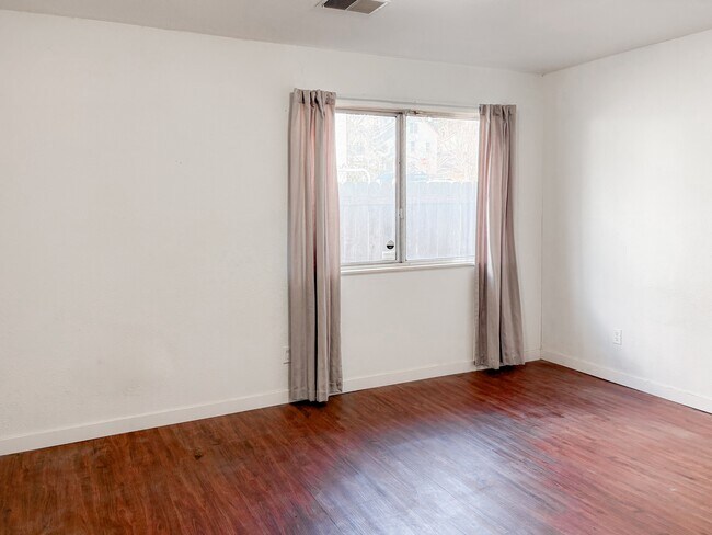 Primary Photo - 2519 W Monument St