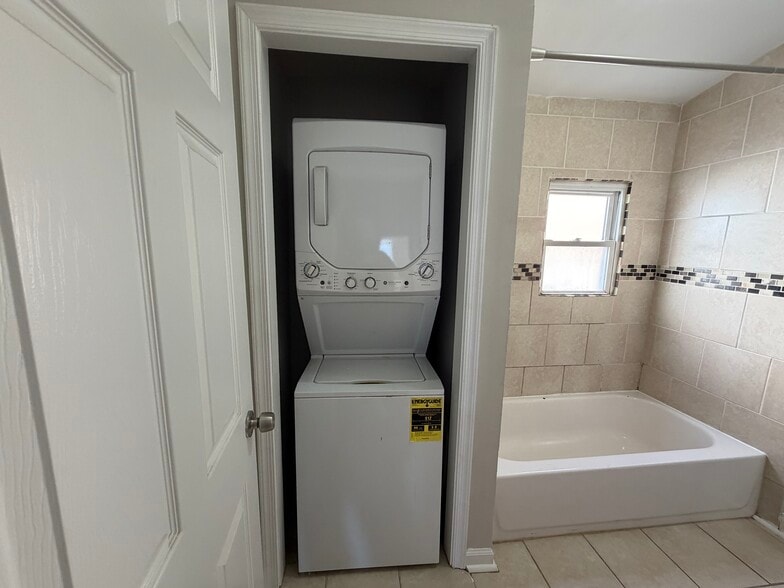 Building Photo - 2015 Fernon St