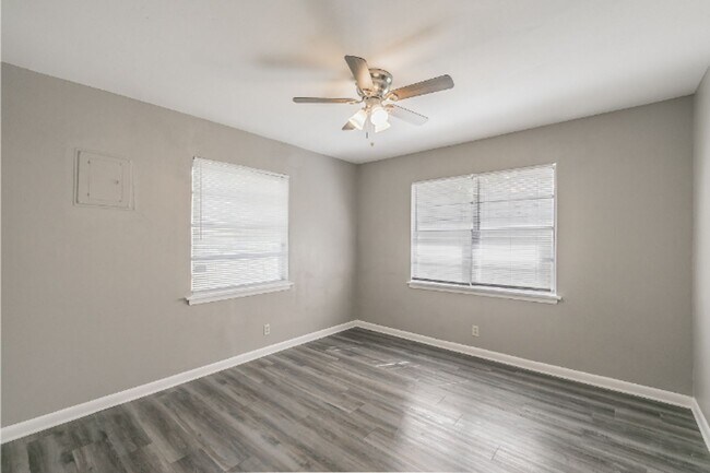 Building Photo - 7513 Maple Dr