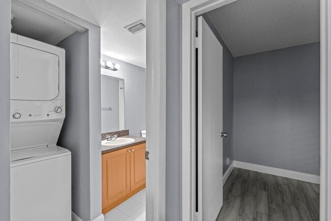 Building Photo - 120 Sparrow Dr