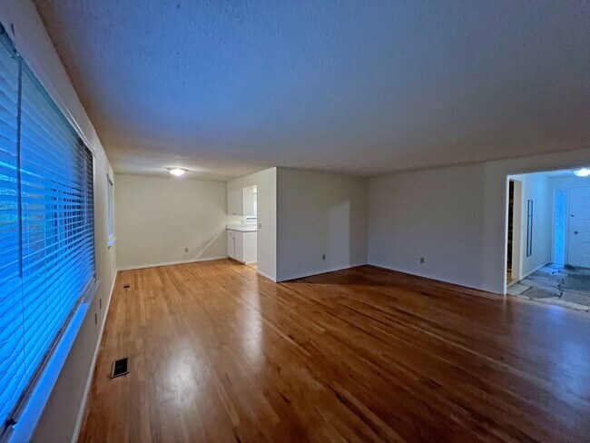 Building Photo - 4 bedroom 2.05 bath rambler on Kent's East...