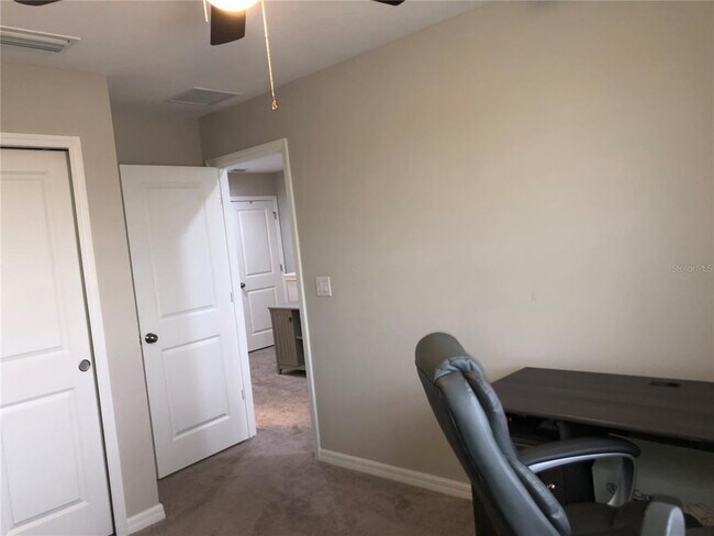 Building Photo - 10549 Oakside Dr