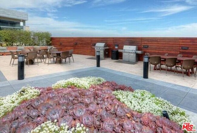 Building Photo - 3785 Wilshire Blvd