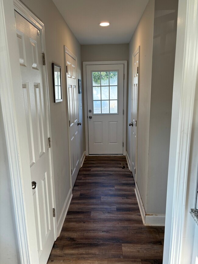 Building Photo - 303 Stonehaven Ln