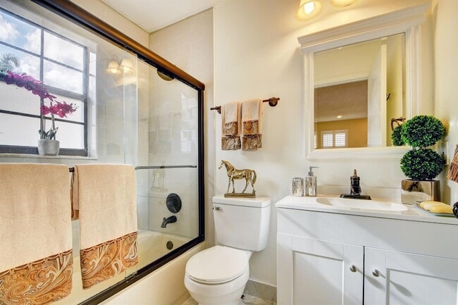 Building Photo - 12561 Shoreside Ln