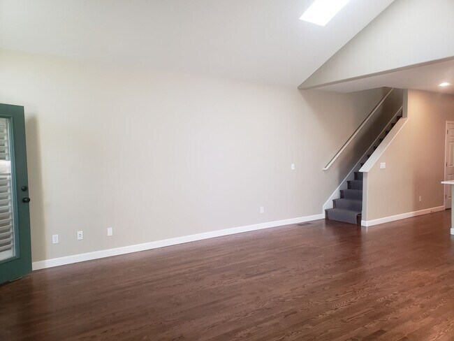 Building Photo - Wonderful John's Landing Updated Townhouse...