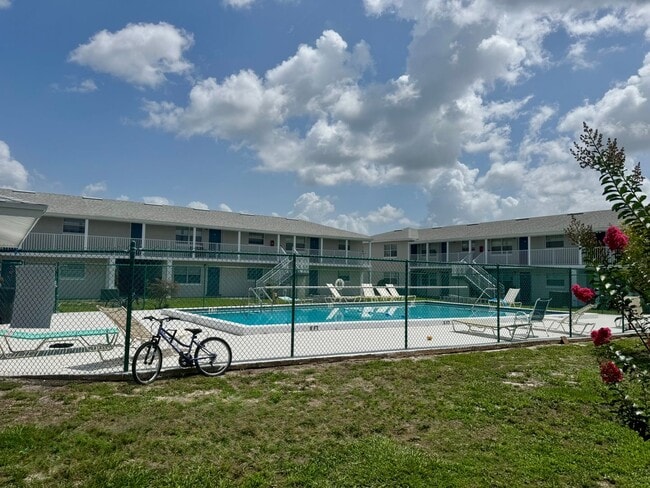 Building Photo - 1 Bed/1 Bath Ground Floor Condo in recently renovated apartment community.