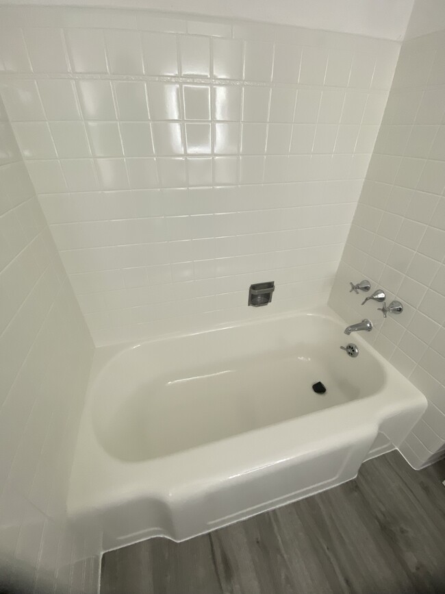 Bathroom tub - 6401 S Talman Ave