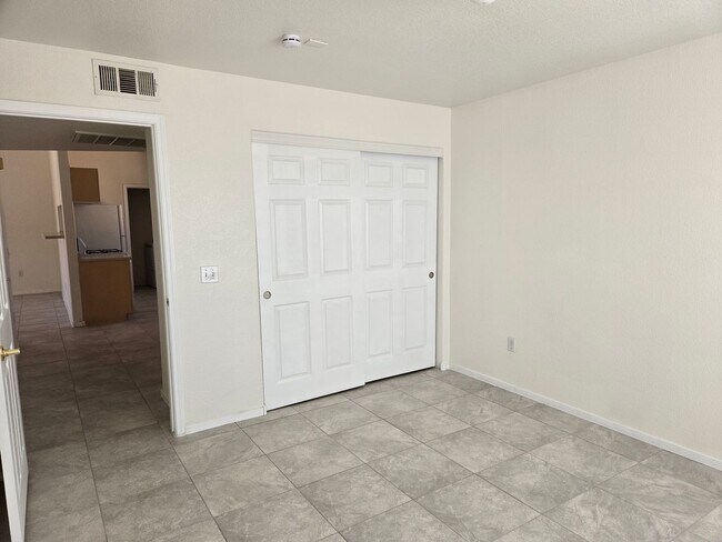 Building Photo - NW Areas. Condo Unit Upstairs