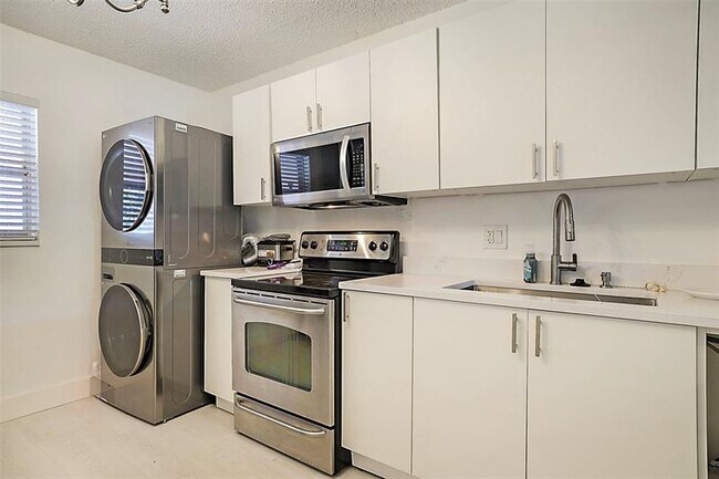 Building Photo - 2850 Forest Hills Blvd