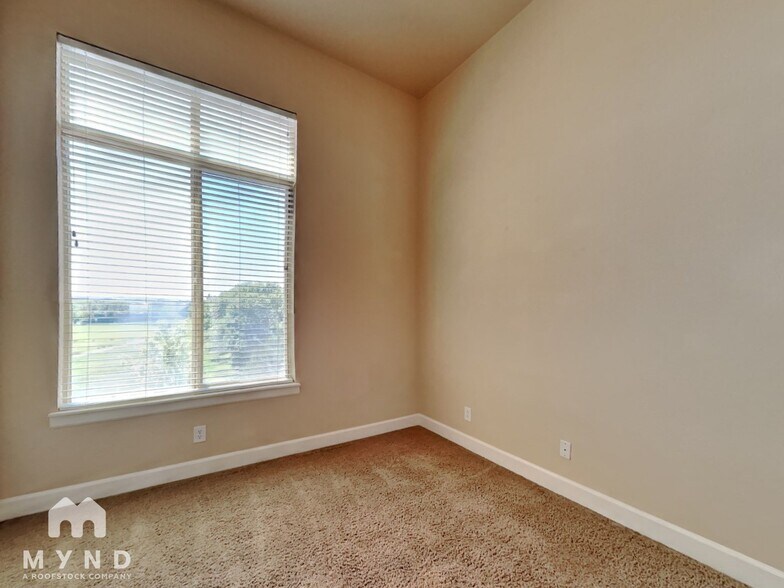 Building Photo - 307 Inverness Way S