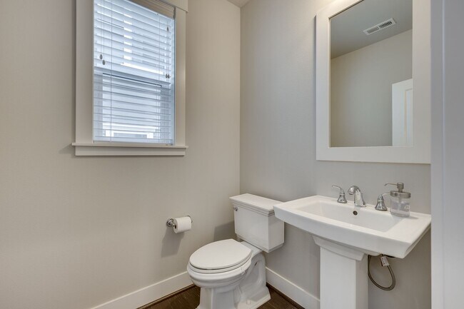 Building Photo - Beautiful 4 bedroom home in Canterbury Par...