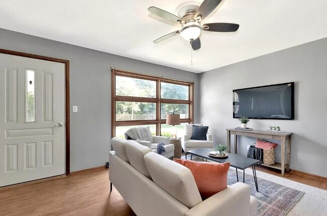 Building Photo - 211 E Meadowlark Rd