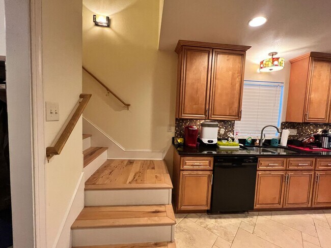Building Photo - Spacious home with large yard & Detached G...