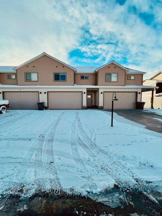 Building Photo - Townhouse - 3 Bedrooms 2 1/2 Bathrooms