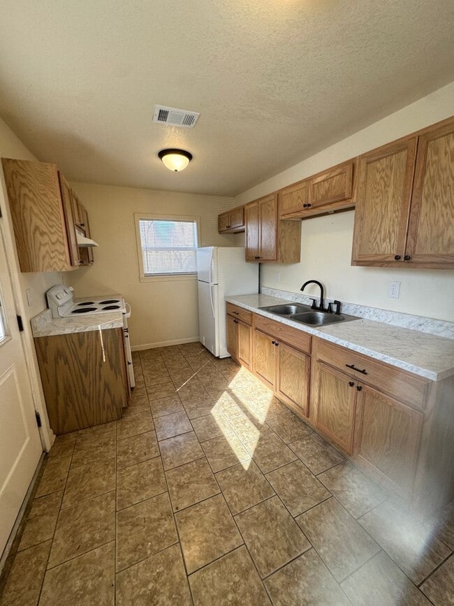 Building Photo - 212 S Magnolia Dr