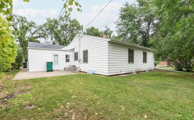 Building Photo - Spacious 4 bedroom 2 bathroom stand alone pet friendly home, with attached garage