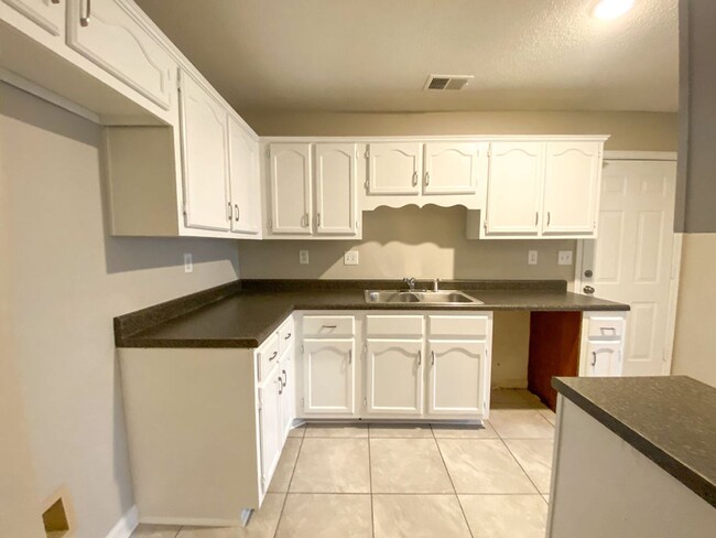 Building Photo - Recently renovated 3 bed and 2 bath home n...