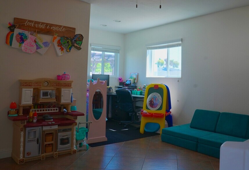 Building Photo - 2526 E Mercer Ln