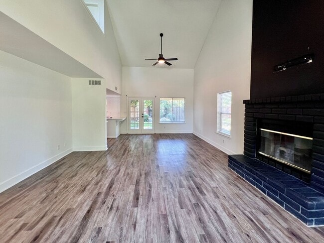Building Photo - $2,495 Shepherd & Maple, 3 Bedroom 3 full ...