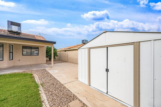 Building Photo - 5531 E Elena Ave